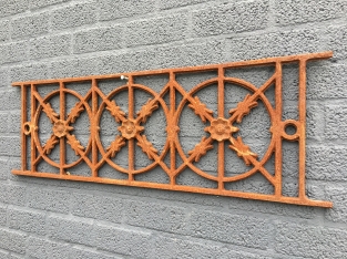 Cast iron window grill, raamrooster, massief smeedijzer, rust-bruin.